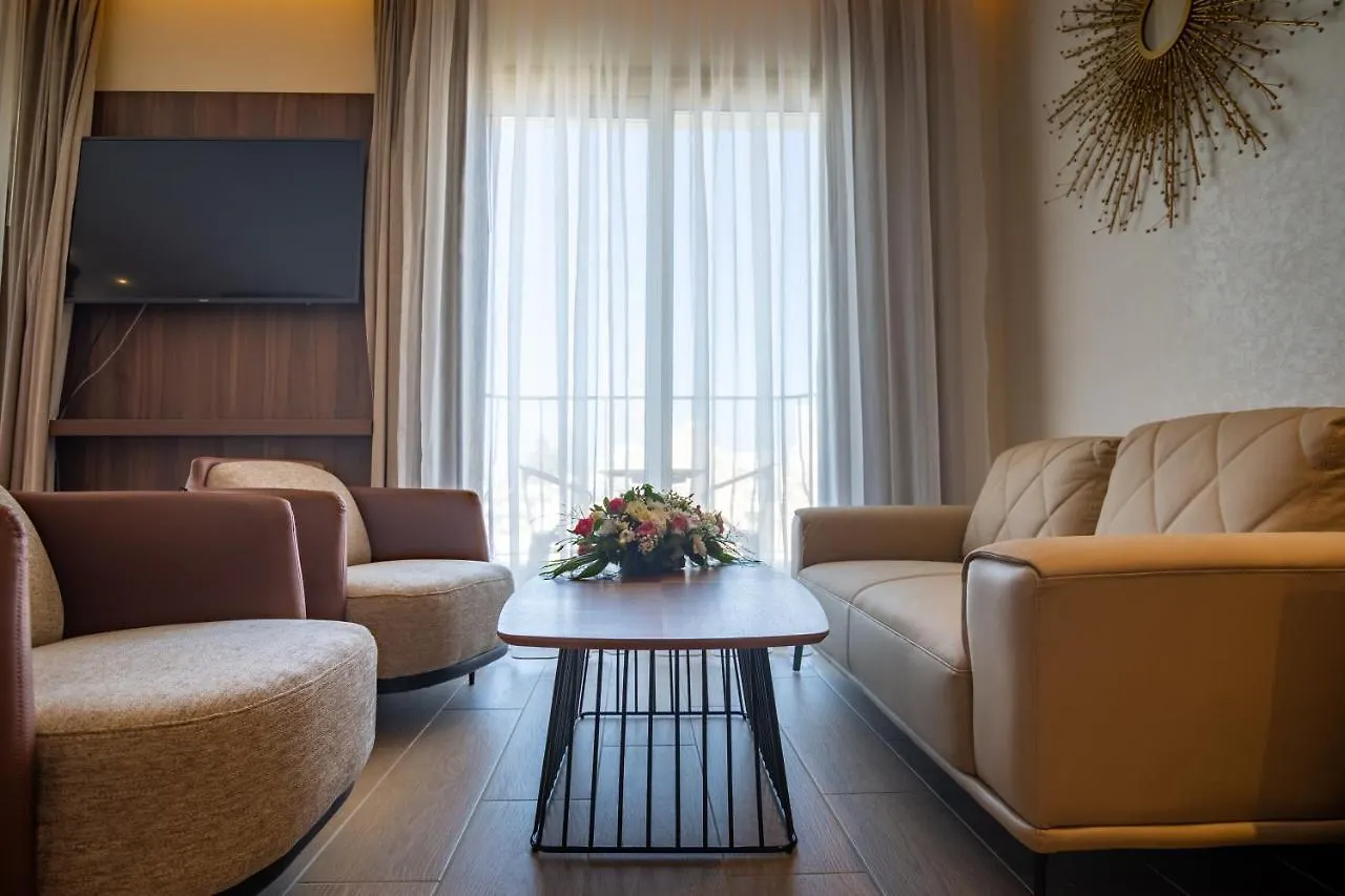 Leonardo Boutique Hotel Larnaca 4*,