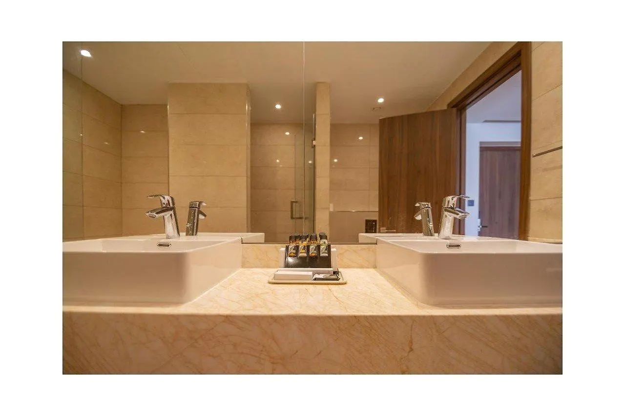 Leonardo Boutique Hotel Larnaca 4*,